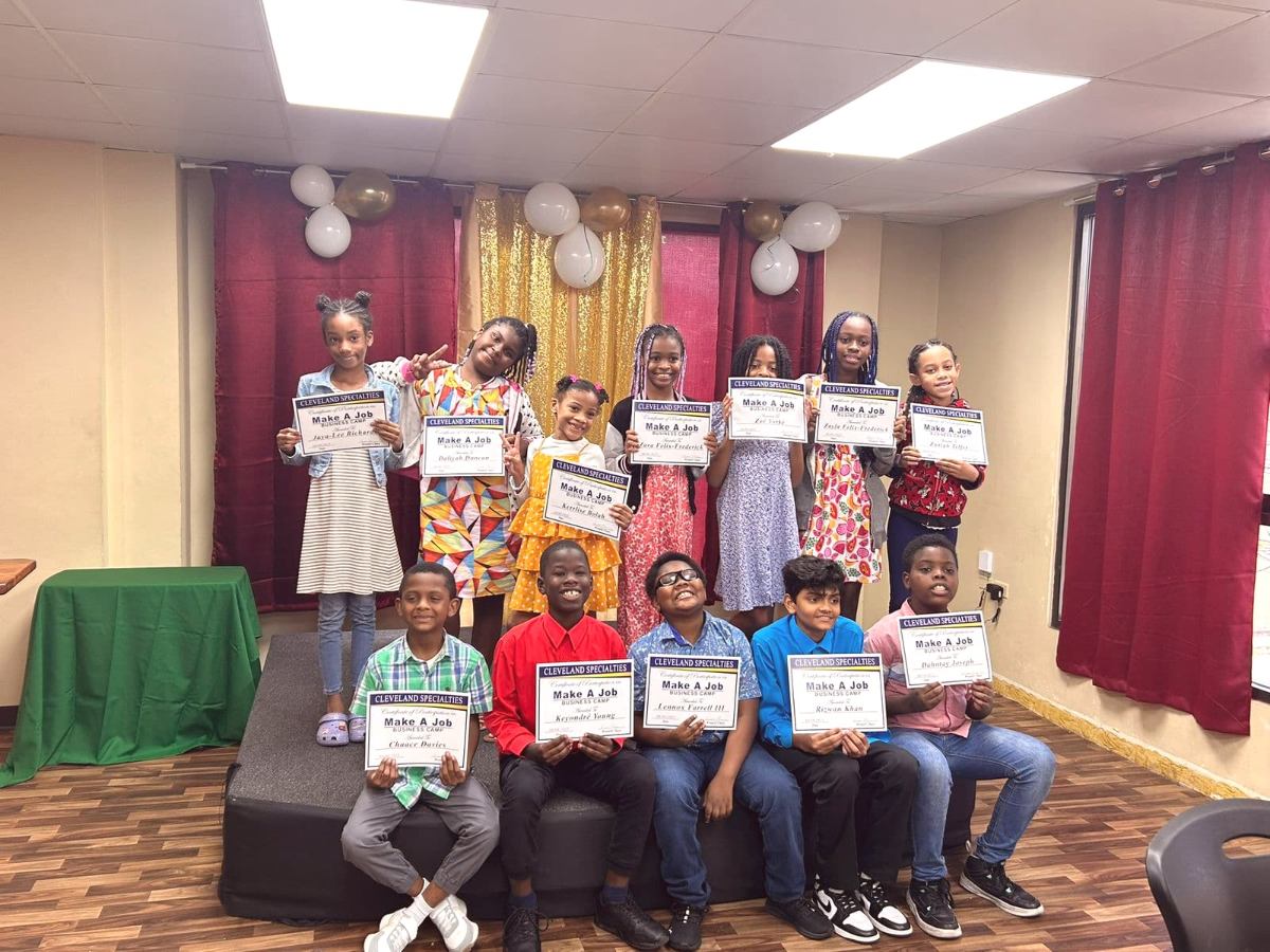 The full group of graduates with their certificates